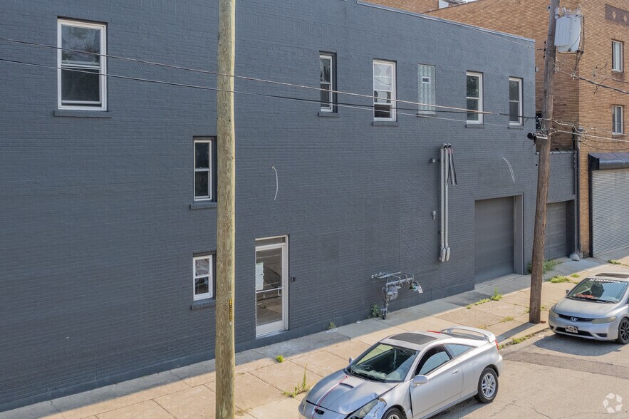3838 Montgomery Rd, Cincinnati, OH à louer - Photo de l’immeuble – Image 3 sur 4