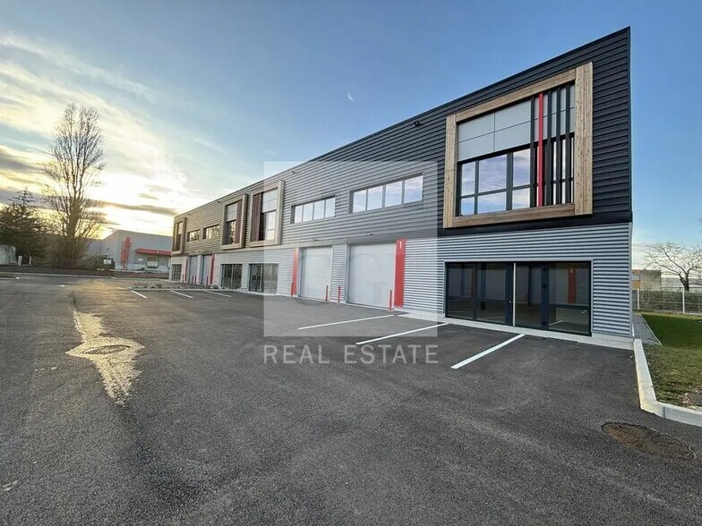 10 Rue De Bretagne, Saint-Quentin-Fallavier à louer - Photo de l’immeuble – Image 1 sur 12