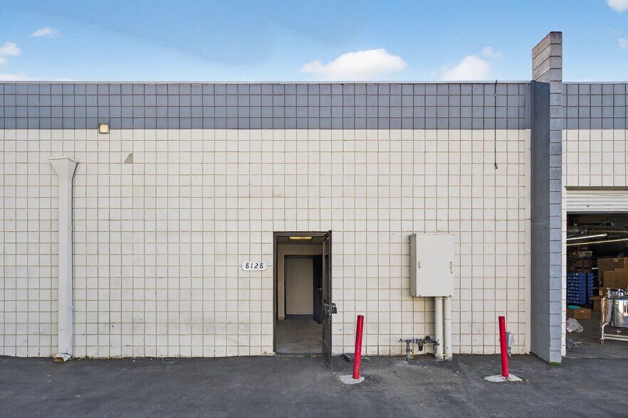 8116-8144 Deering Ave, Canoga Park, CA à louer - Photo de l’immeuble – Image 3 sur 12