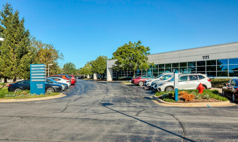 1111 Pasquinelli Dr, Westmont, IL à louer - Photo de l’immeuble – Image 2 sur 6