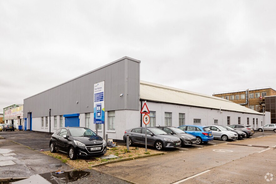 55 Central Av, West Molesey à louer - Photo principale – Image 1 sur 2