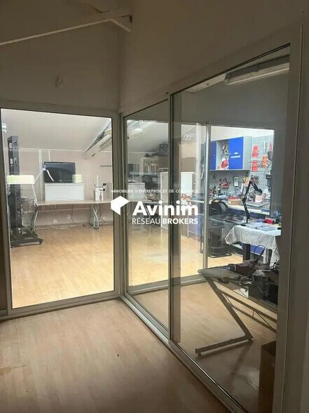 Local d'activités dans Chelles à vendre - Photo de l’immeuble – Image 3 sur 5