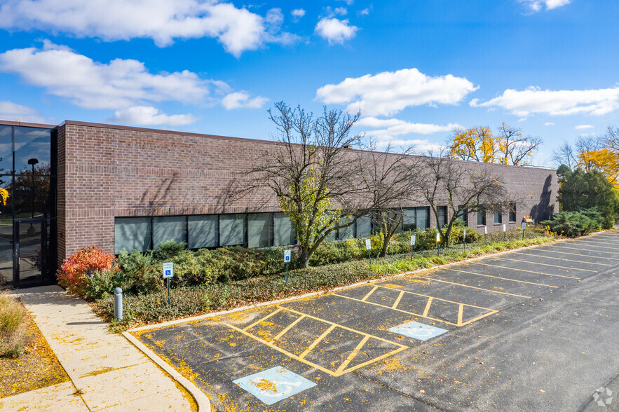 585 Slawin Ct, Mount Prospect, IL à louer - Photo de l’immeuble – Image 3 sur 16