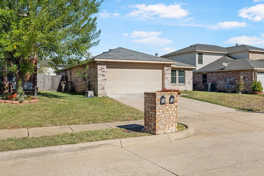 4054 Gray Fox Dr, Fort Worth, TX à vendre - Photo de l’immeuble – Image 2 sur 3
