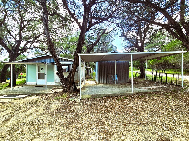 12064 Park Road 37, Lakehills, TX à vendre - Photo de l’immeuble – Image 3 sur 30