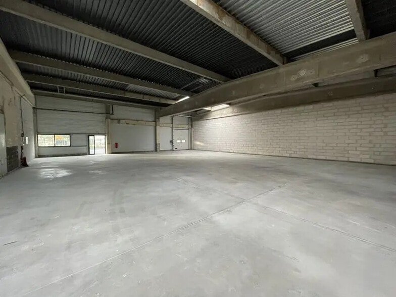 Local d'activités dans Petit-Couronne à vendre - Photo de l’immeuble – Image 3 sur 7