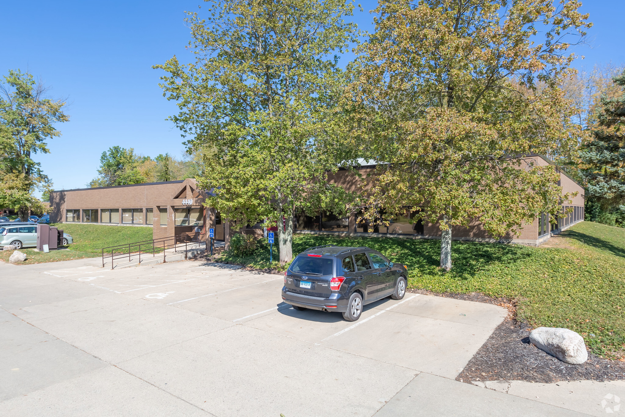 4420-4460 Carver Woods Dr, Blue Ash, OH à louer Photo de l’immeuble– Image 1 sur 8