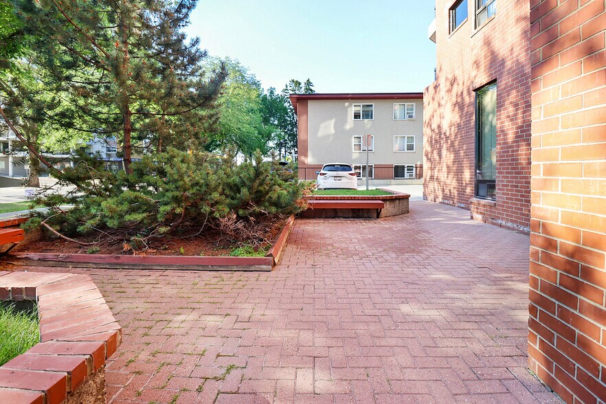 11503 100th Ave NW, Edmonton, AB à vendre - Photo de l’immeuble – Image 3 sur 5