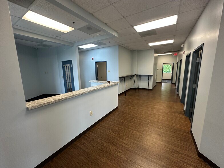 7752-7756 Gateway Ln, Concord, NC à louer - Photo de l’immeuble – Image 3 sur 30