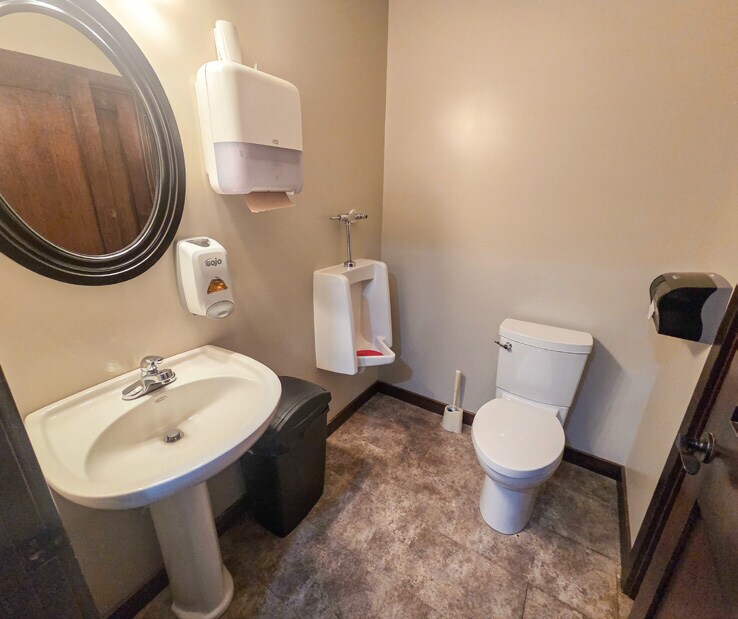 4002 9 Av N, Lethbridge, AB T1H 6T8 - Lot 3 - - Photo intérieure - Image 2 of 8