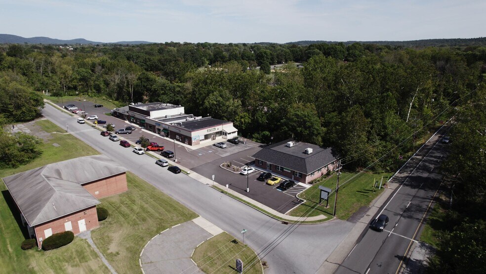 1 Park Ln, Douglassville, PA à louer - Vidéo sur l’annonce professionnelle – Image 2 sur 2