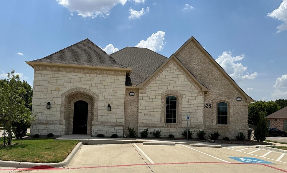 528 E Pleasant Run Rd, DeSoto, TX à louer - Photo de l’immeuble – Image 1 sur 3