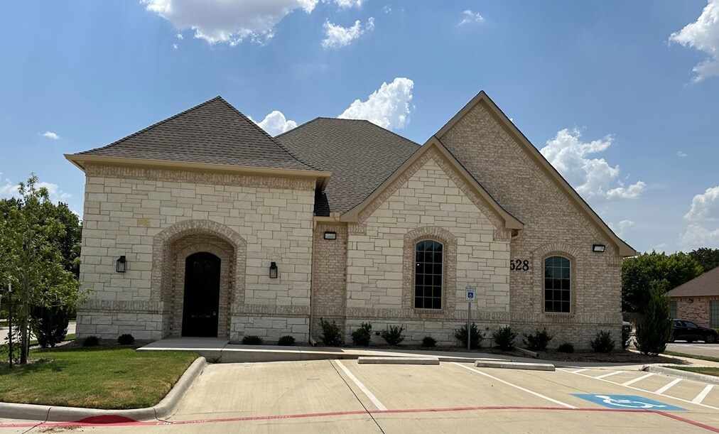 528 E Pleasant Run Rd, DeSoto, TX à louer Photo de l’immeuble– Image 1 sur 4