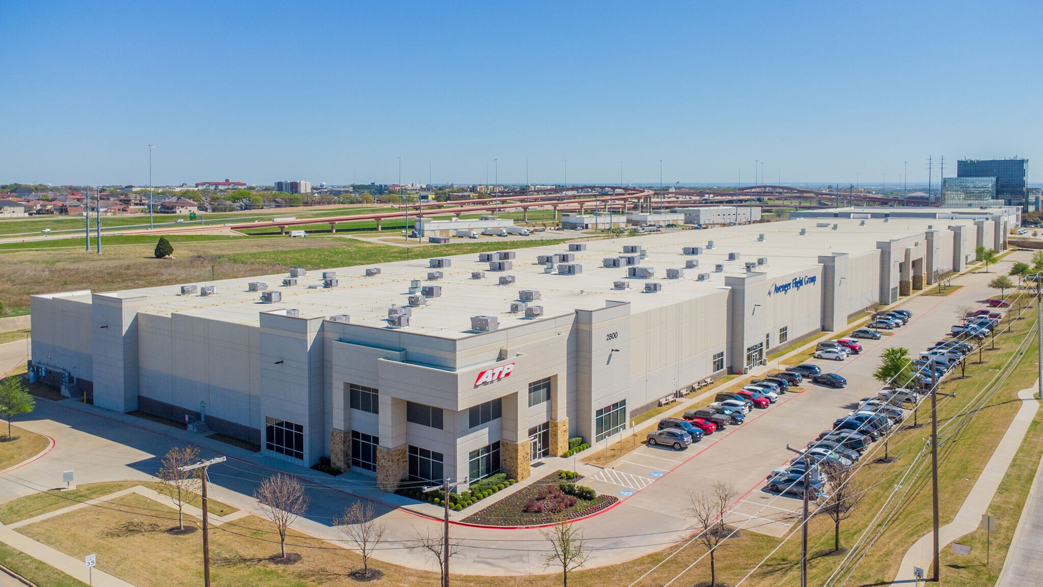 2800 Valley View Ln, Irving, TX à louer Photo de l’immeuble– Image 1 sur 6