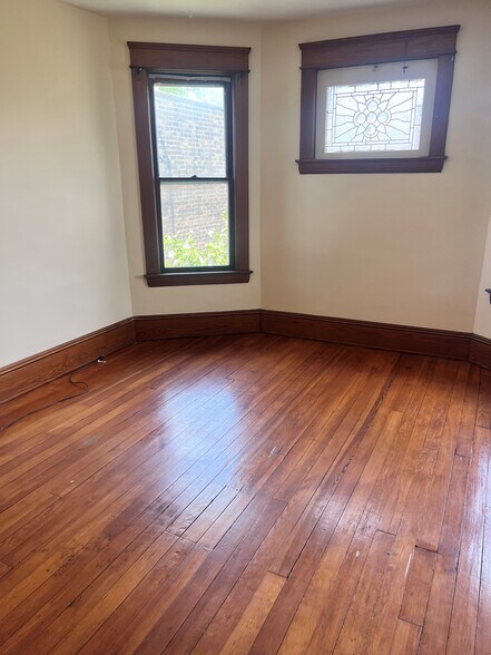 12706 Larchmere Blvd, Cleveland, OH à louer - Photo de l’immeuble – Image 2 sur 4