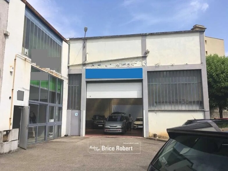 Local d’activités dans Vénissieux à louer - Photo de l’immeuble – Image 1 sur 1