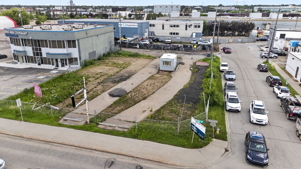 7303 104th St NW, Edmonton, AB à vendre - Photo de l’immeuble – Image 3 sur 15