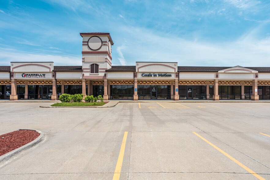 3821 121st St, Urbandale, IA à louer - Photo de l’immeuble – Image 3 sur 9
