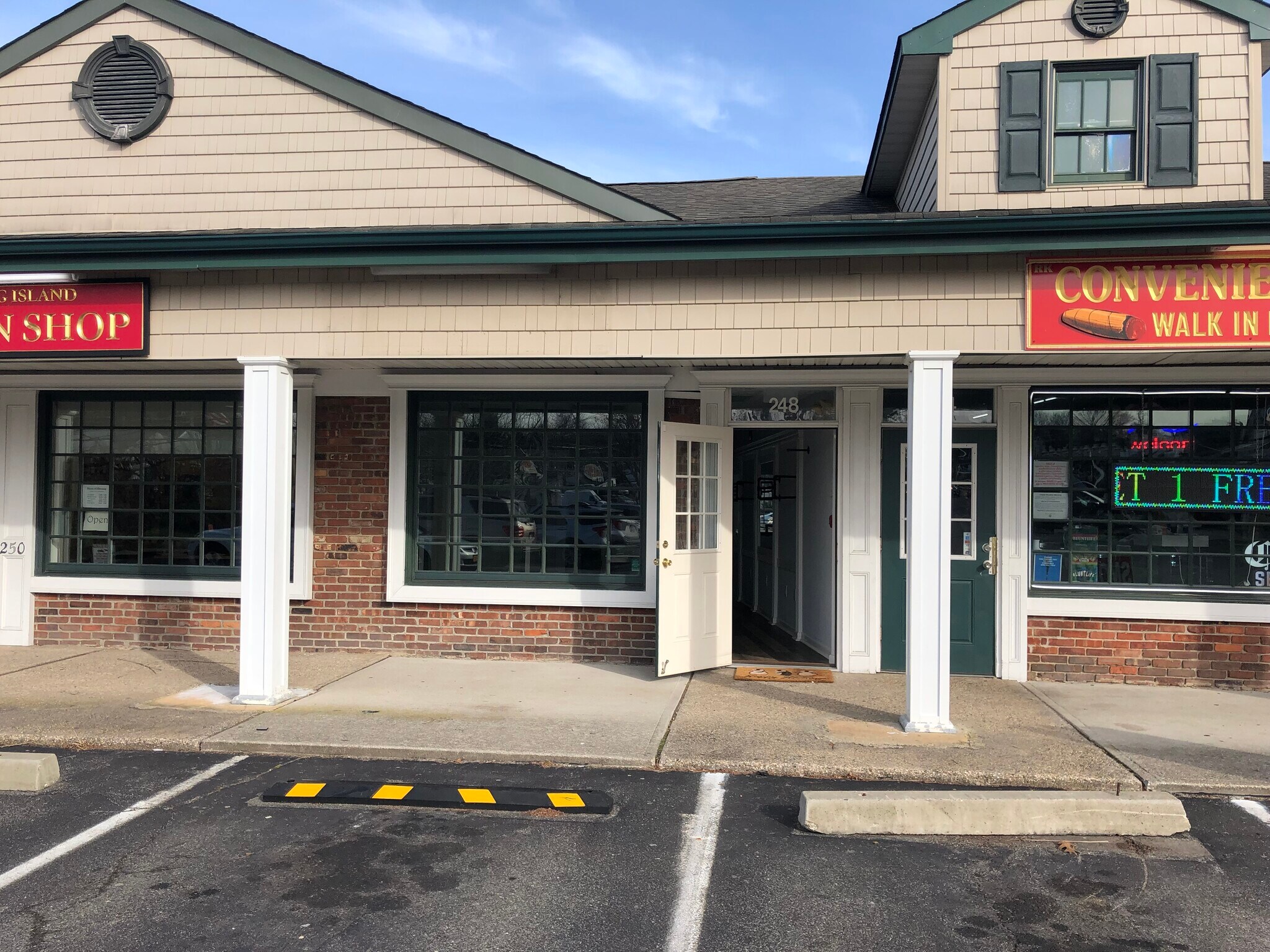 200 Route 25A, East Setauket, NY à louer Photo intérieure– Image 1 sur 4