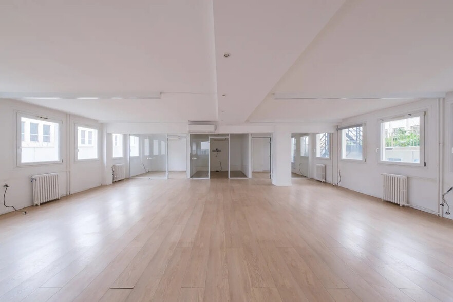 25 Rue De Ponthieu, Paris à louer - Photo de l’immeuble – Image 3 sur 7