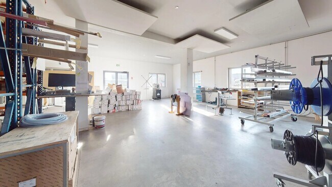 Plus de détails pour 2 Route De Levis Saint Nom, Coignières - Bureau, Local d'activités à louer