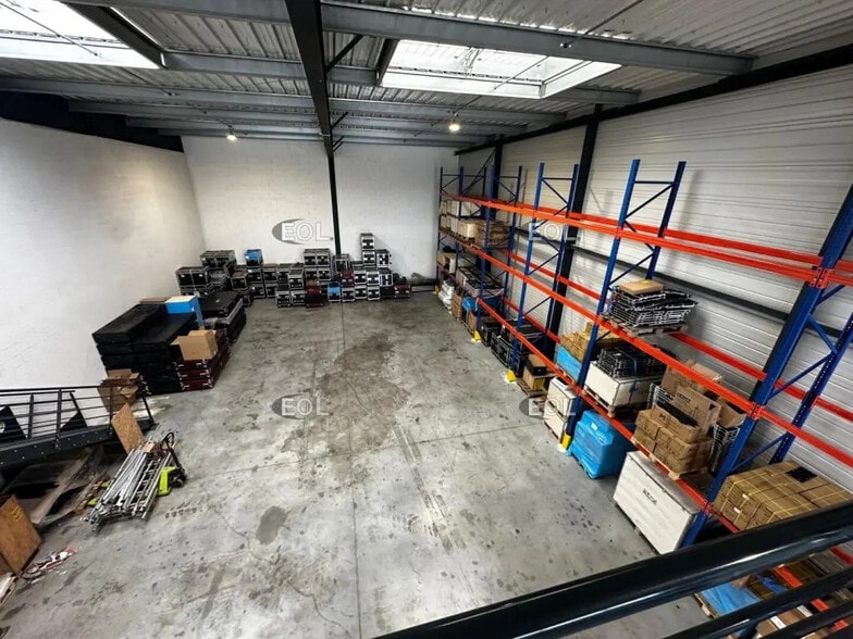 Local d’activités dans Gignac-la-Nerthe à louer - Photo de l’immeuble – Image 3 sur 5