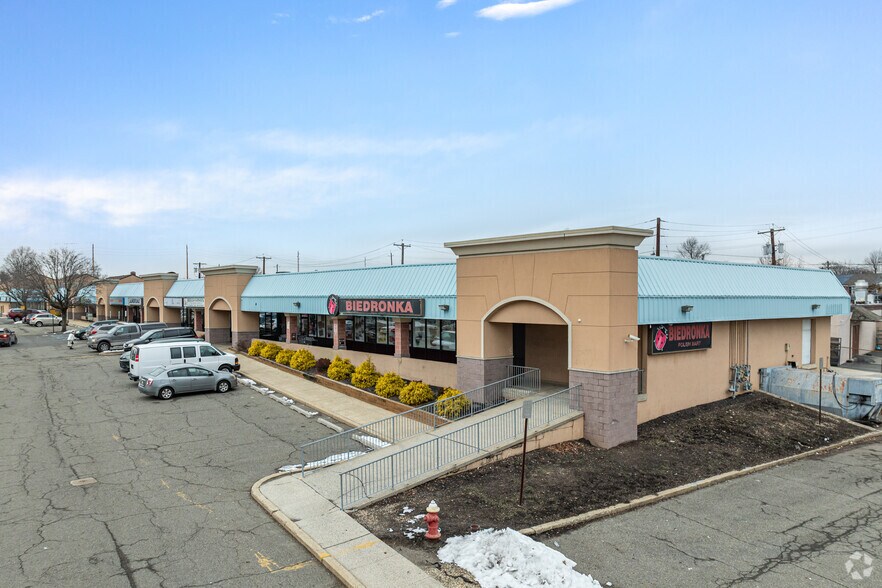1025 W St Georges Ave, Linden, NJ à louer - Photo de l’immeuble – Image 1 sur 11