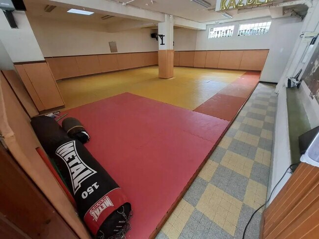 Plus de détails pour Local commercial à louer