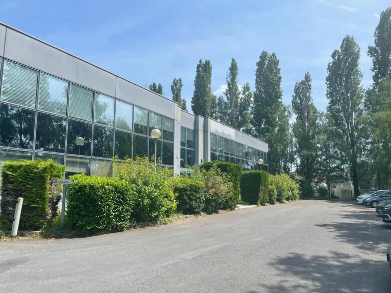 Local d’activités dans Tremblay-en-France à louer - Photo de l’immeuble – Image 3 sur 11