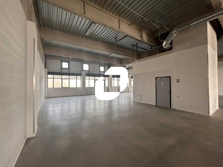 Local d’activités dans Bezons à louer - Photo de l’immeuble – Image 3 sur 4