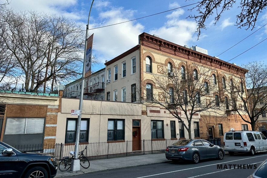 791 Onderdonk Ave, Ridgewood, NY à vendre - Photo de l’immeuble – Image 2 sur 7