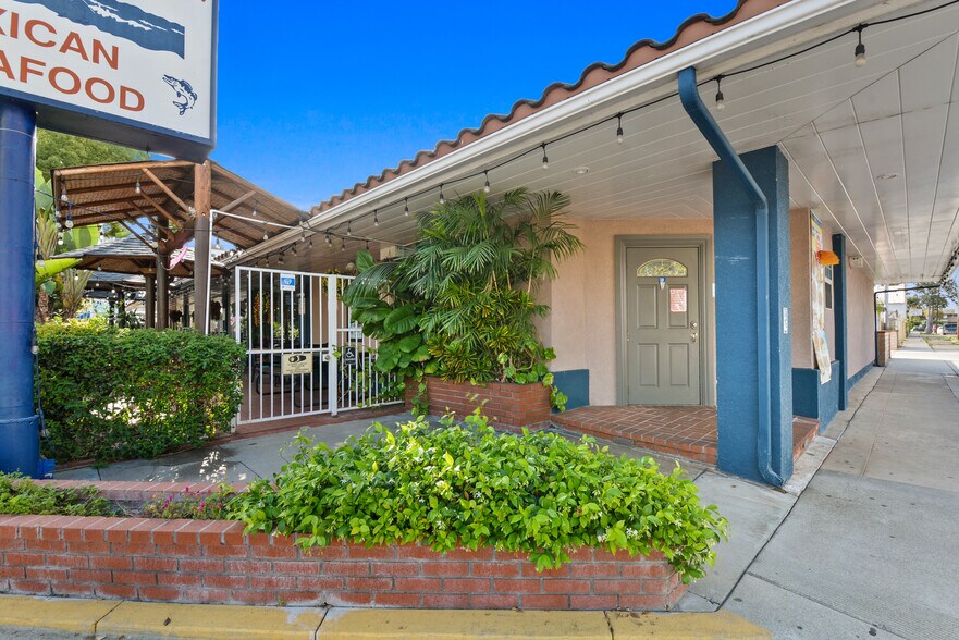 528 W Chapman Ave, Orange, CA à vendre - Photo de l’immeuble – Image 2 sur 16