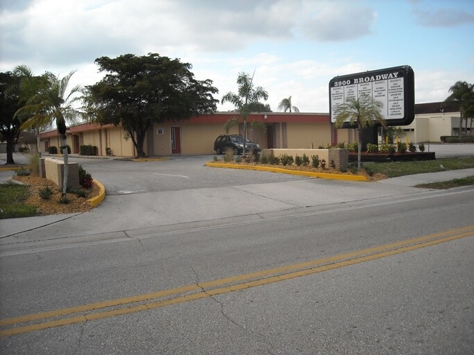 3900 Broadway, Fort Myers, FL à vendre Photo principale– Image 1 sur 10