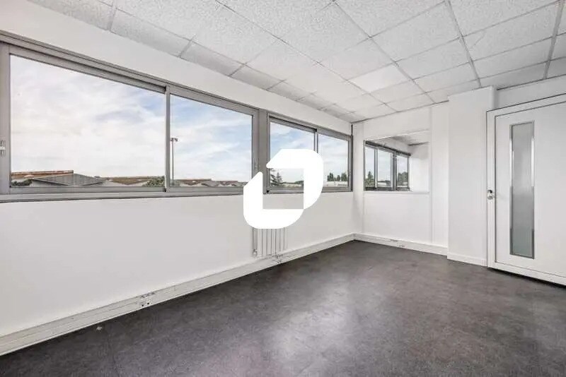 Local d’activités dans Aulnay-sous-Bois à louer - Photo de l’immeuble – Image 3 sur 26