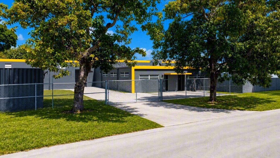 17220 NW 2nd Ct, Miami, FL à vendre - Vidéo sur l’annonce professionnelle – Image 2 sur 15