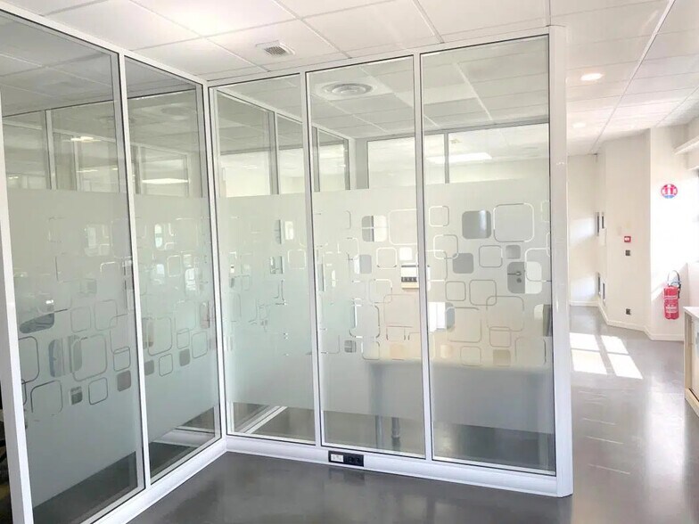 Bureau dans Poissy à louer - Photo de l’immeuble – Image 2 sur 7
