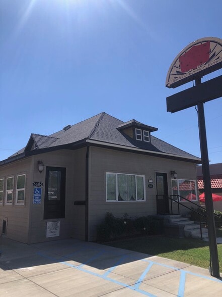 668 E Redlands Blvd, Redlands, CA à vendre - Photo de l’immeuble – Image 2 sur 27