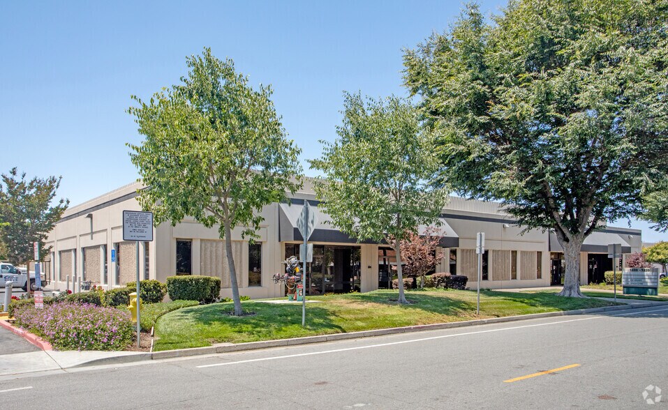 1257 Tasman Dr, Sunnyvale, CA à louer - Photo principale – Image 1 sur 9