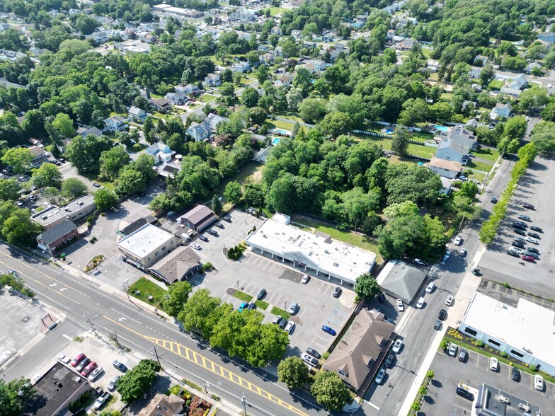 79-97 E Main St, East Islip, NY à louer - Photo de l’immeuble – Image 3 sur 4