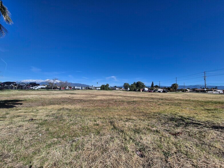 18490 Santa Ana Ave, Bloomington, CA à vendre - Photo principale – Image 1 sur 4