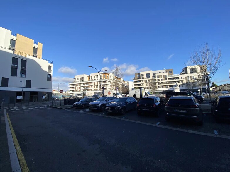 Local commercial dans Deuil-la-Barre à louer - Photo de l’immeuble – Image 3 sur 7