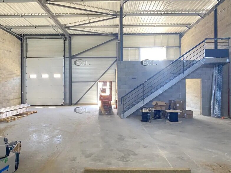 Local d’activités dans Chassieu à louer - Photo de l’immeuble – Image 2 sur 5