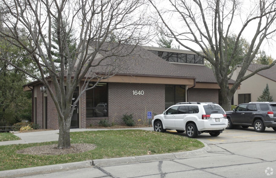 1640 S 70th St, Lincoln, NE à louer - Photo principale – Image 1 sur 21