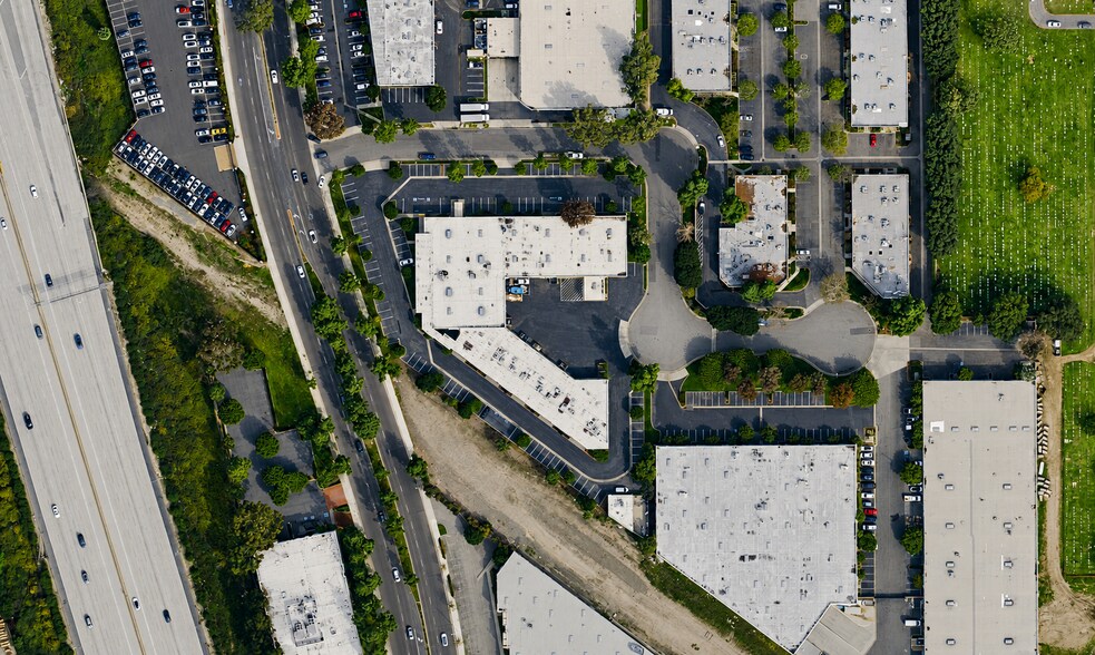 17512 Studebaker Rd, Cerritos, CA à louer - Photo de l’immeuble – Image 3 sur 6