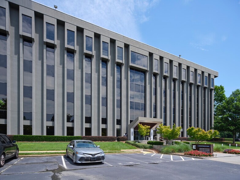 5775 Glenridge Dr NE, Atlanta, GA à louer - Photo de l’immeuble – Image 2 sur 18