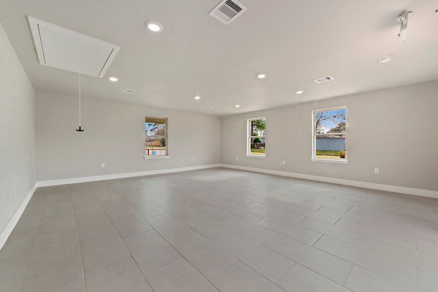 15605 Woodforest Blvd, Channelview, TX à louer - Photo de l’immeuble – Image 2 sur 65