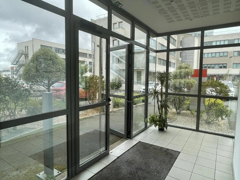 Bureau dans Saint-Grégoire à vendre - Hall d’entrée – Image 2 sur 8