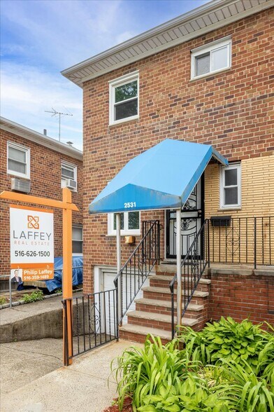 25-31-25-33 Francis Lewis Blvd, Flushing, NY à vendre - Photo de l’immeuble – Image 2 sur 38