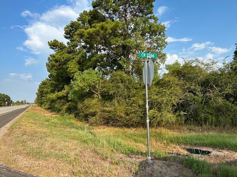 HWY 105 & COUNTY ROAD 2266, Cleveland, TX à vendre - Photo principale – Image 1 sur 8
