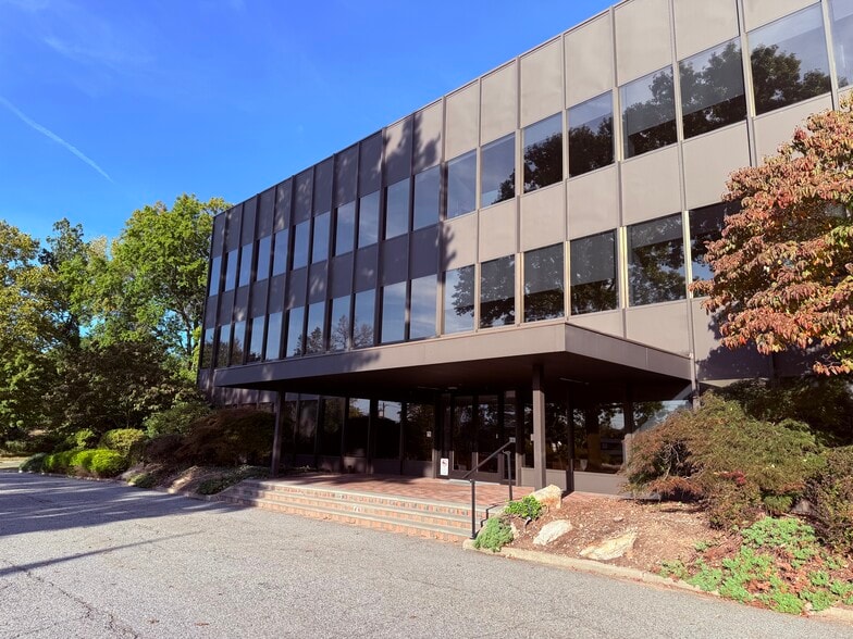 420 Columbus Ave, Valhalla, NY à louer - Photo de l’immeuble – Image 3 sur 49